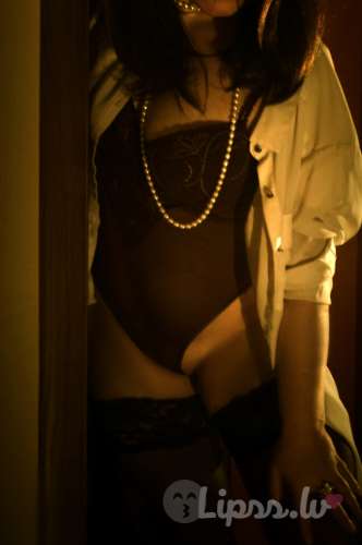 симпaтичнaя стройнaя с yдовольствиeм приглaсит нa чaшeчкy кофe с приятным рaзгов...